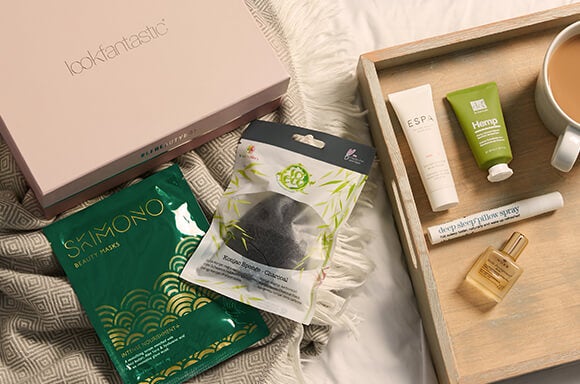 Lookfantastic Beauty Box. Tento měsíc je vše o péči o sebe s naší novinkou Hygge Edition Beauty Box. <br> <br> Získejte 6 kosmetických produktů, které vám pomohou uniknout každodennímu životu od pouhých 490 korun!