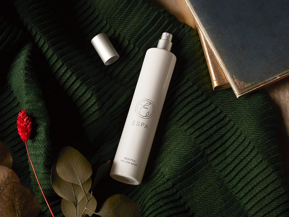 Verwandele einen hektischen Abend in ein entspannendes und schlafförderndes Erlebnis mit der neuen Restful-Kollektion von ESPA. <BR> <BR> Eine friedensfördernde Mischung aus Lavendel, Muskatellersalbei und Bergamotte, die für eine wirklich glückselige Schlafenszeit sorgt. <BR> <BR > #BlissfulBedtimes